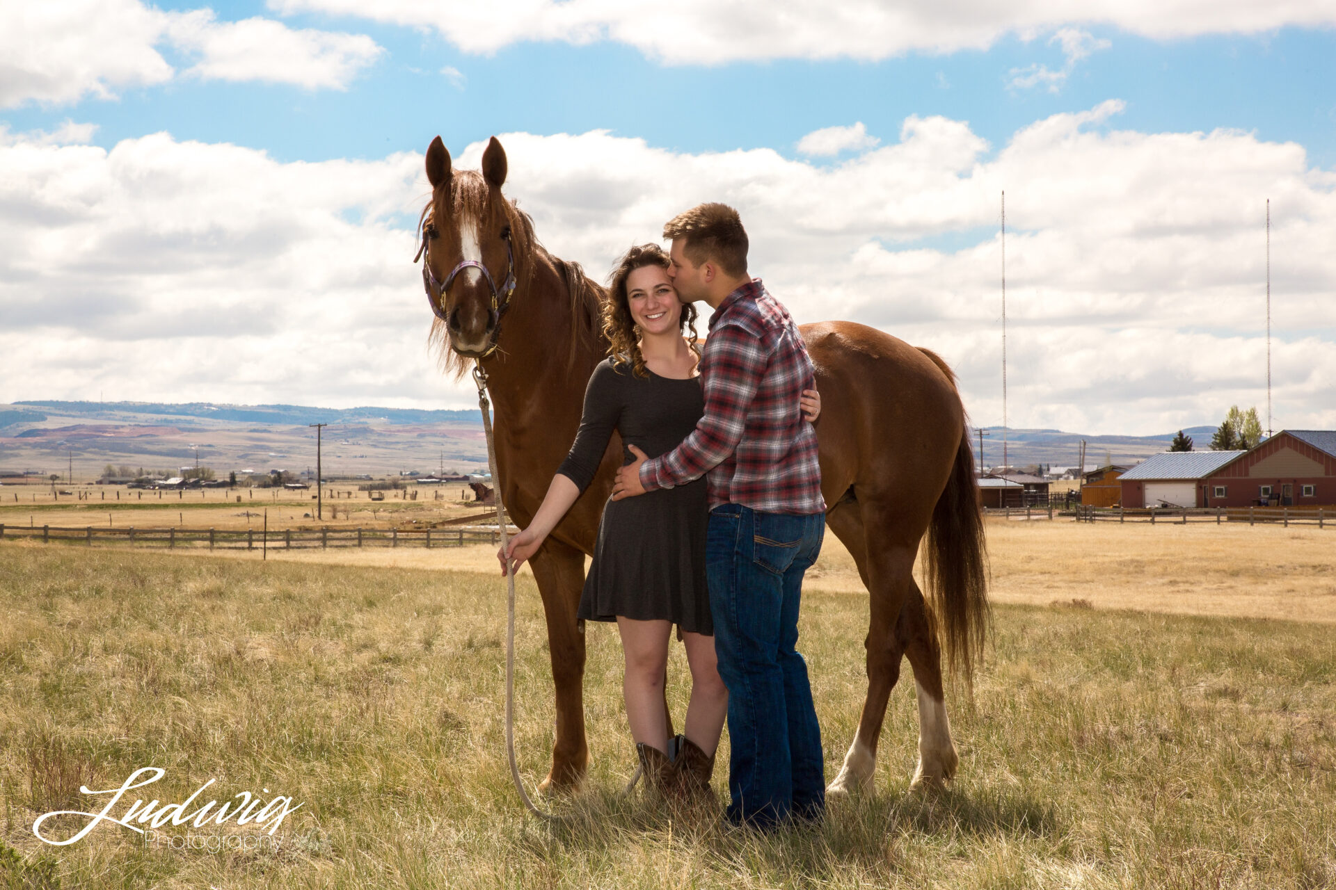 Couples photoshoot outdoors in Wyoming with horse